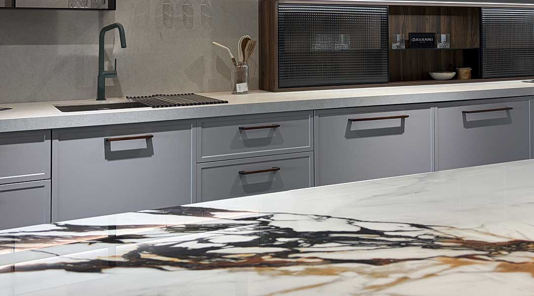 Detalle encimera cocina isla marmol