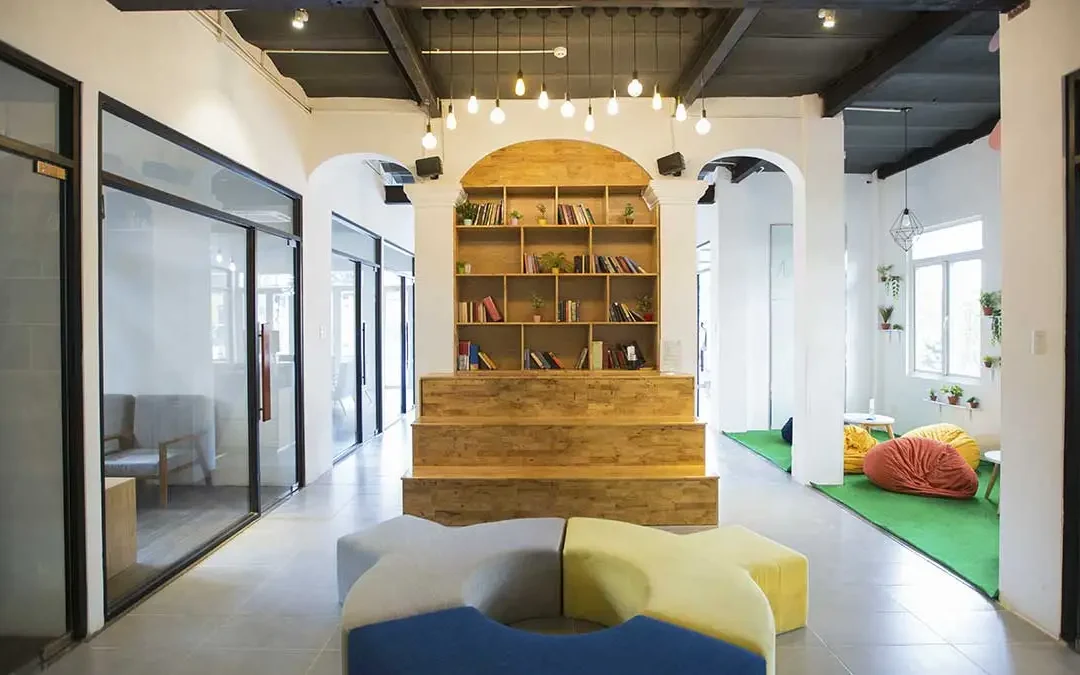 Hall de oficinas con diseño resimercial