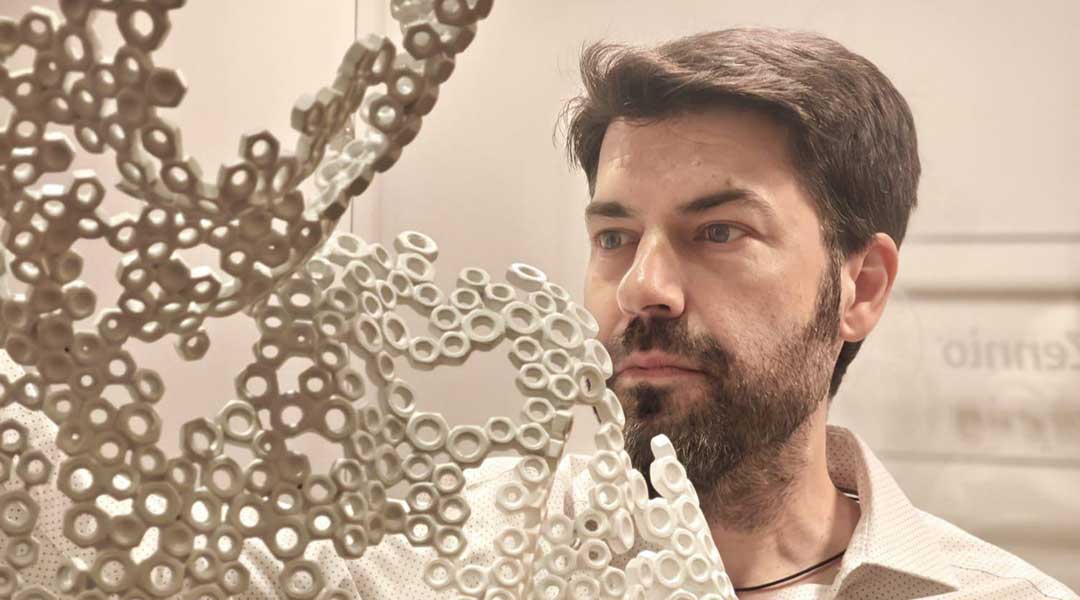Manuel Martí observando su obra de arte