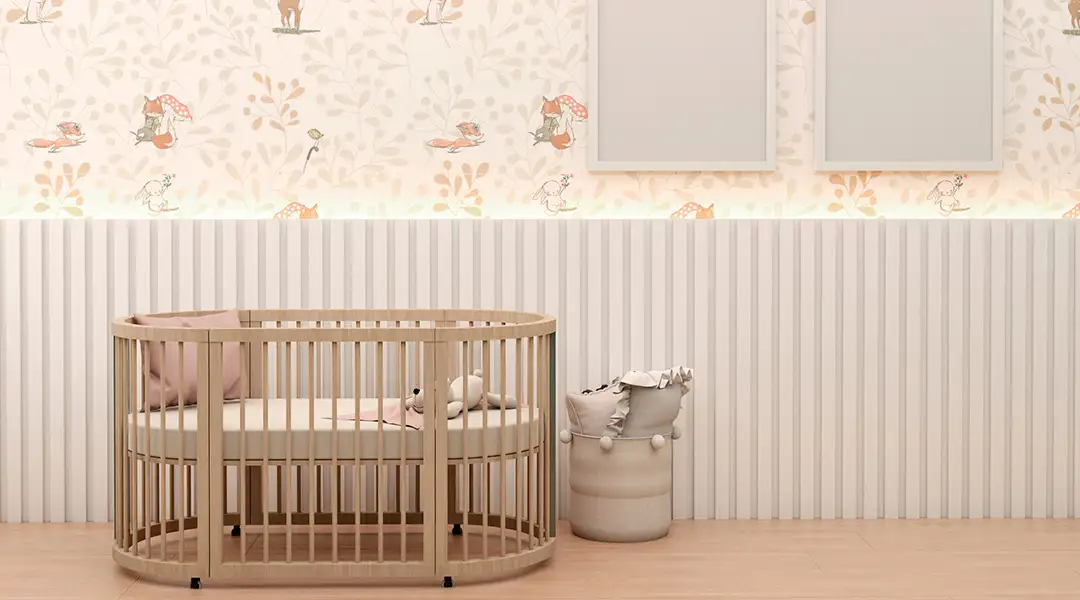 Habitación infantil decorada con papel pintado de motivos divertidos y coloridos.