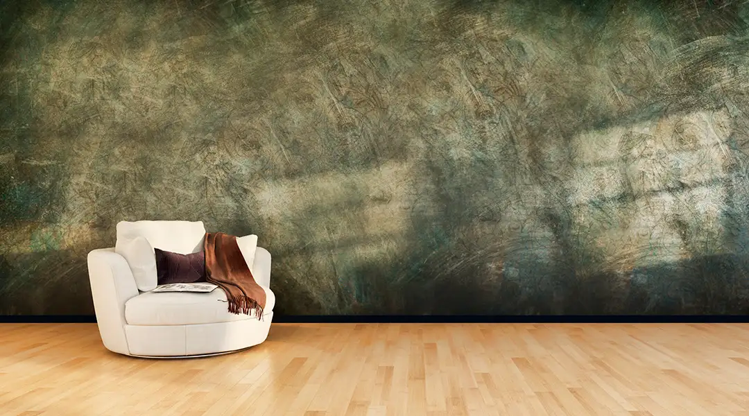 Pared de acento con papel pintado de textura minimalista en tonos grises.