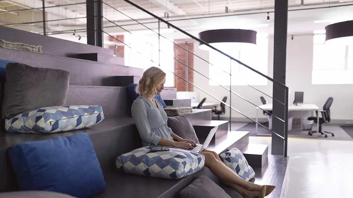 Zona para charlas con cojines en oficinas diseño resimercial